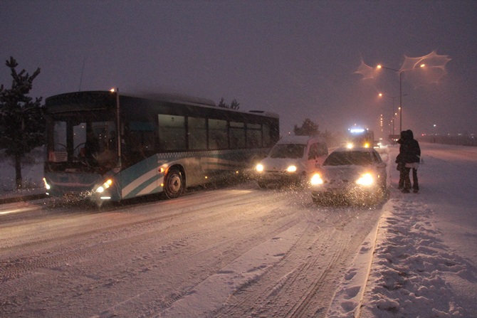  Erzurum’da kar ve tipi nedeniyle araçlar yolda kaldı