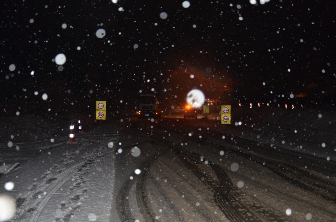 Balıkesir-Kütahya yolunda ulaşım güçlükle sağlanıyor
