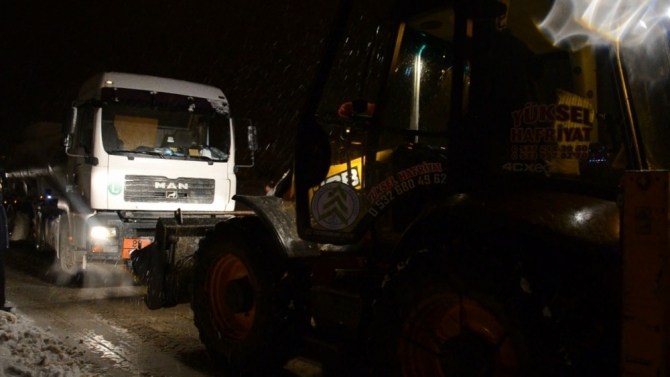 Balıkesir-Kütahya yolunda ulaşım güçlükle sağlanıyor