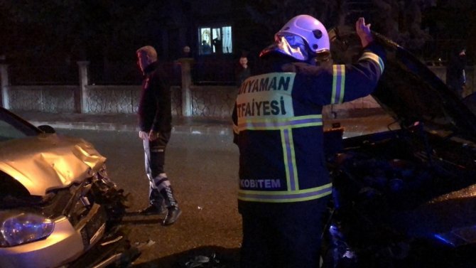 Adıyaman'da Otomobil ile hafif ticari araç çarpıştı: 4 kişi yaralandı