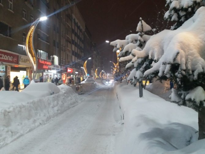 Hakkari'de etkili olan kar yağışı nedeniyle 332 yerleşim yerinin yolu ulaşıma kapandı