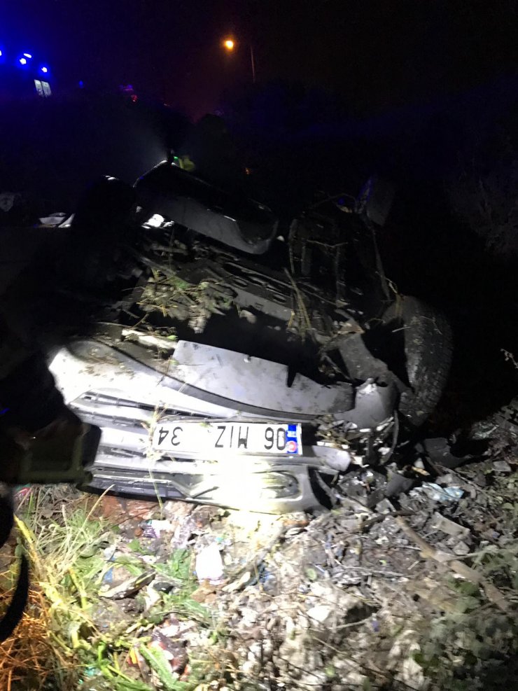 KOCAELİ'nin Kartepe ilçesinde, yoldan çıkan otomobilin takla atması sonucu 5 kişi yaralandı