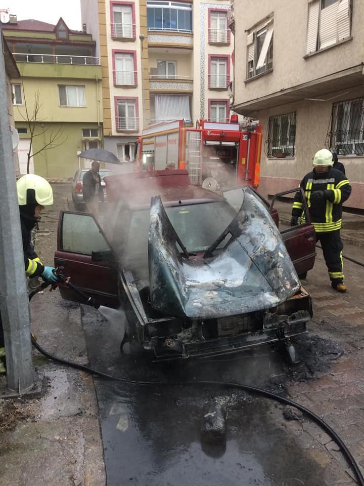MANİSA'nın Kırkağaç ilçesinde Park halindeki otomobil yandı