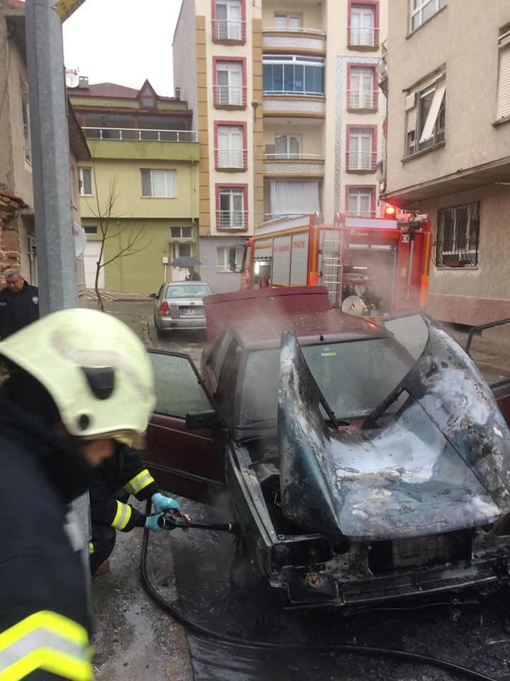 MANİSA'nın Kırkağaç ilçesinde Park halindeki otomobil yandı