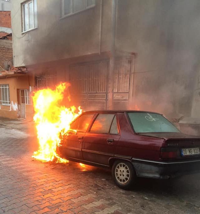 MANİSA'nın Kırkağaç ilçesinde Park halindeki otomobil yandı