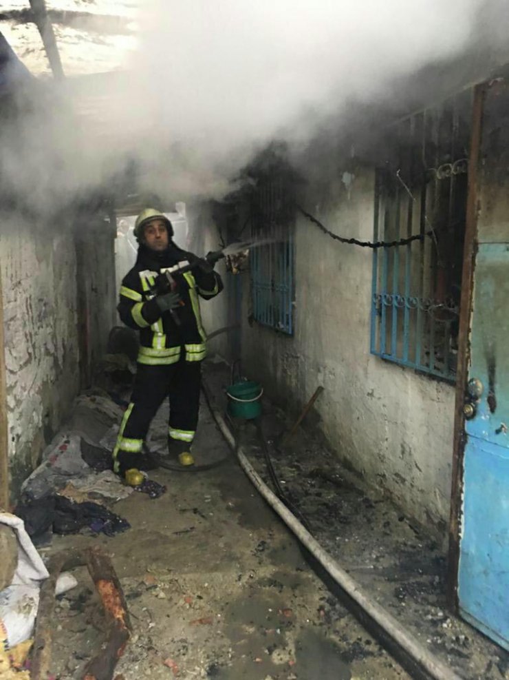 MANİSA'nın Turgutlu ilçesinde Tek katlı ev yangında kullanılamaz hale geldi
