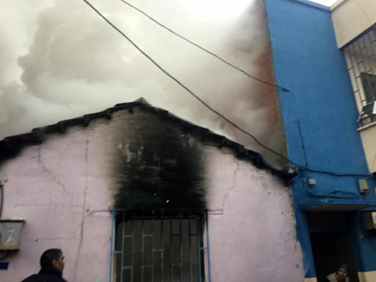 MANİSA'nın Turgutlu ilçesinde Tek katlı ev yangında kullanılamaz hale geldi