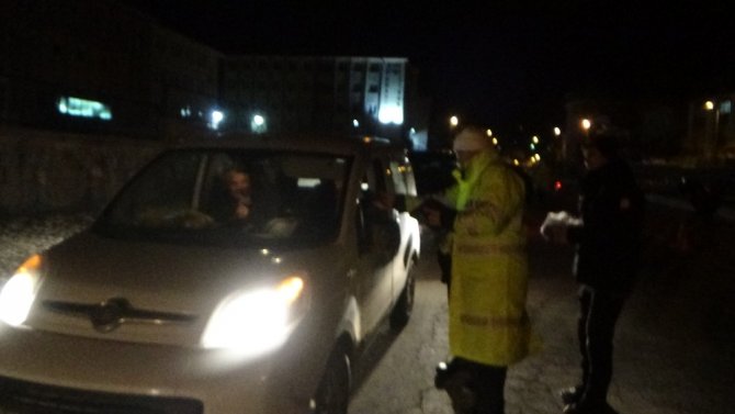 Polis ekipleri eksi 10 derecede trafik denetimi yapıp çikolata dağıttı