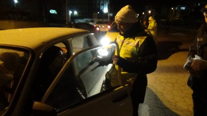 Polis ekipleri eksi 10 derecede trafik denetimi yapıp çikolata dağıttı