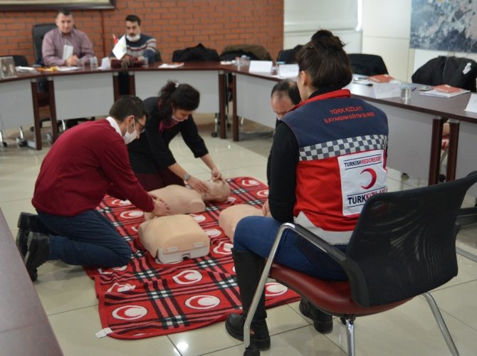 Tepebaşı Belediyesi personeline yönelik düzenlenen ilk yardım eğitimleri sürüyor.