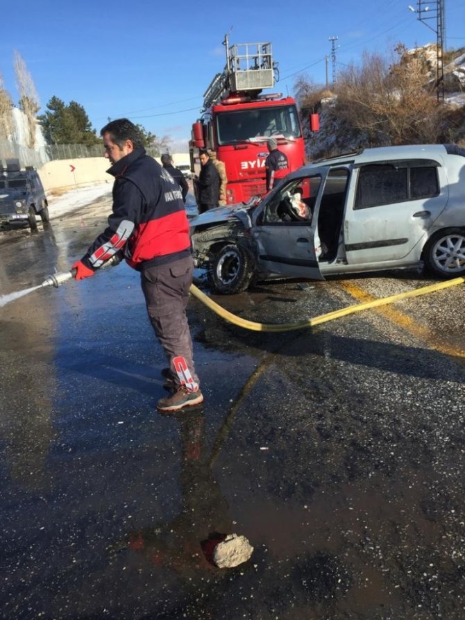 Van merkez Edremit ilçesinde 2 otomobilin çarpışması sonucu 3 kişi yaralandı.