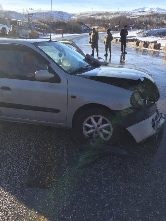 Van merkez Edremit ilçesinde 2 otomobilin çarpışması sonucu 3 kişi yaralandı.
