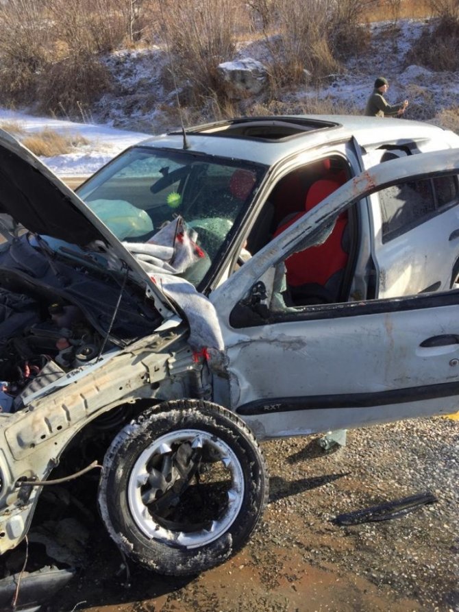 Van merkez Edremit ilçesinde 2 otomobilin çarpışması sonucu 3 kişi yaralandı.