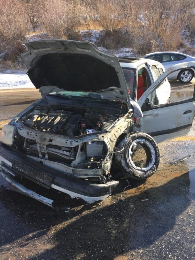 Van merkez Edremit ilçesinde 2 otomobilin çarpışması sonucu 3 kişi yaralandı.