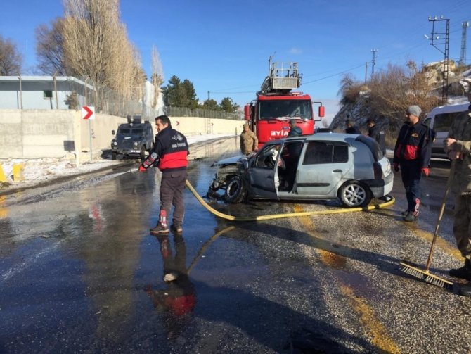 Van merkez Edremit ilçesinde 2 otomobilin çarpışması sonucu 3 kişi yaralandı.