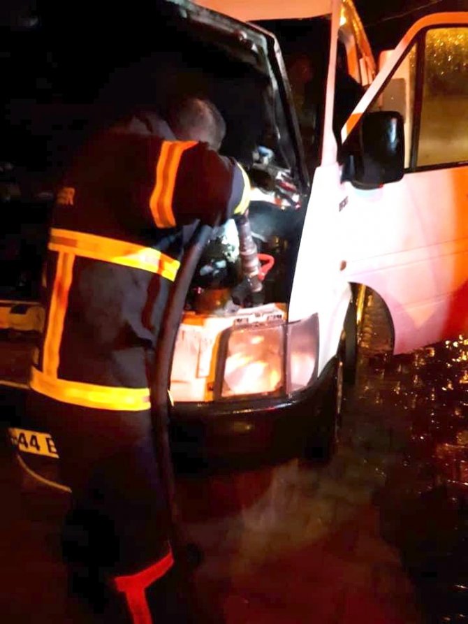 Adıyaman'ın Kahta ilçesinde park halinde bulunan bir minibüs yandı