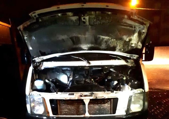 Adıyaman'ın Kahta ilçesinde park halinde bulunan bir minibüs yandı