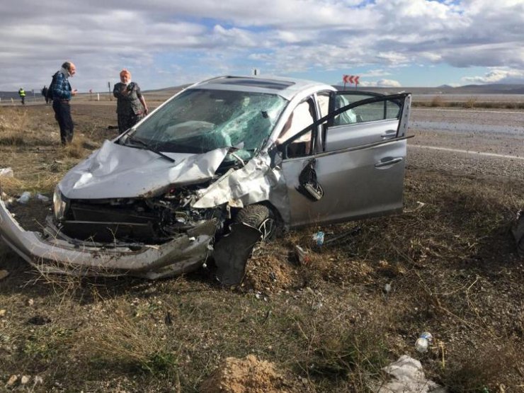 AKSARAY'da otomobilin şarampole devrilmesi sonucu meydana gelen kazada, 3 kişi yaralandı.