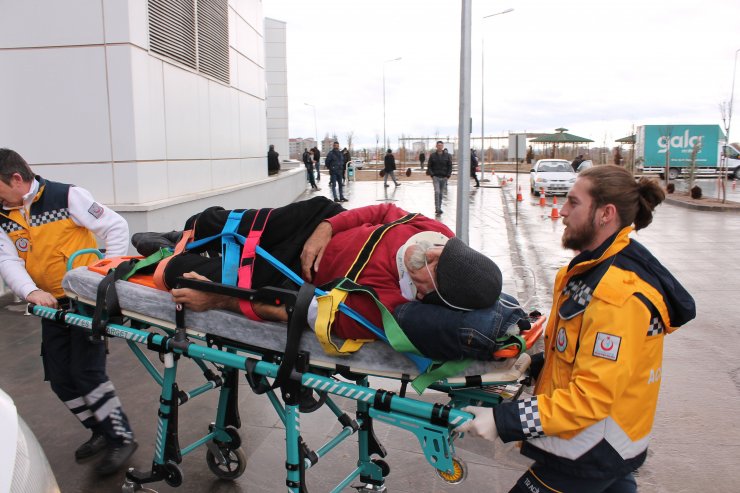 AKSARAY'da otomobilin şarampole devrilmesi sonucu meydana gelen kazada, 3 kişi yaralandı.