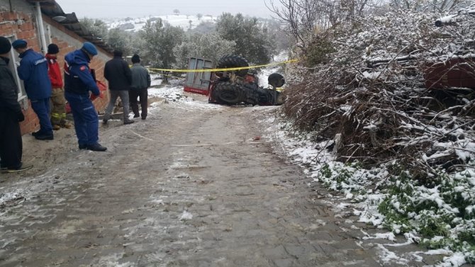 Balıkesir'in Bigadiç ilçesinde buzlu yolda kayıp devrilen traktörün altında kalan kadın hayatını kaybetti.