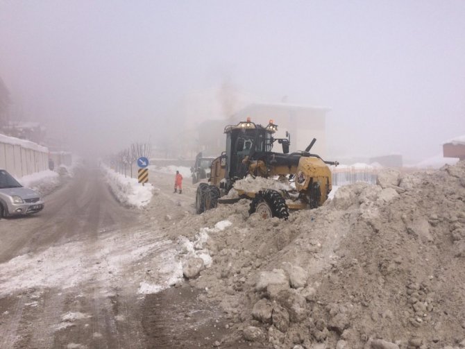 Hakkari’de karla mücadele çalışması aralıksız devam ediyor
