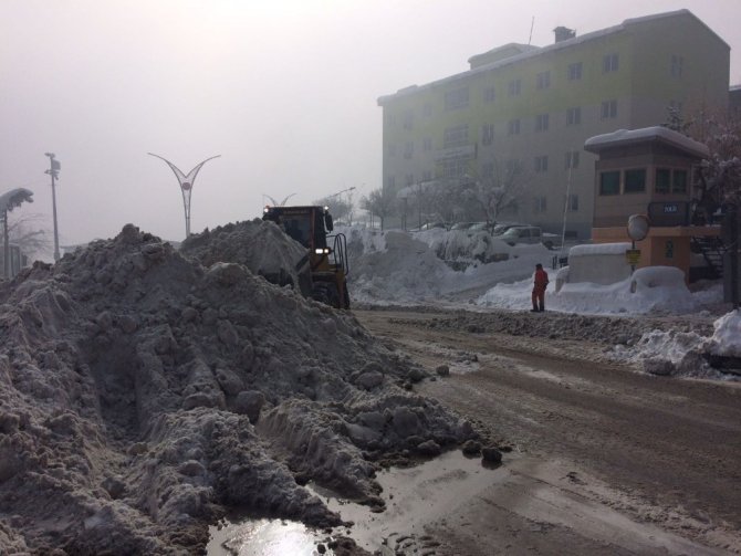 Hakkari’de karla mücadele çalışması aralıksız devam ediyor