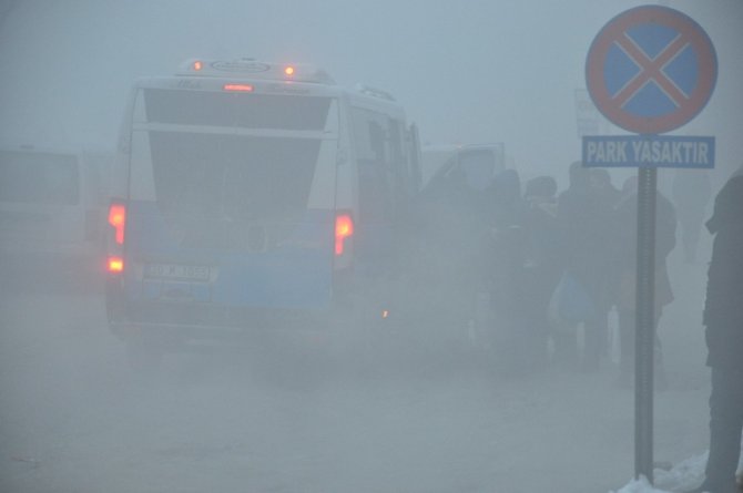 Hakkari'nin Yüksekova ilçesinde dondurucu soğukla birlikte yoğun sis etkili oldu.