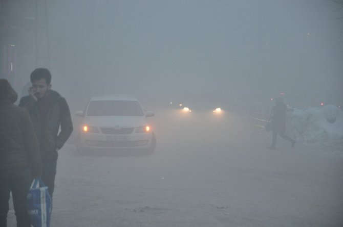 Hakkari'nin Yüksekova ilçesinde dondurucu soğukla birlikte yoğun sis etkili oldu.