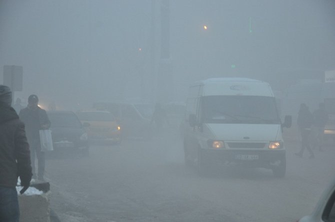Hakkari'nin Yüksekova ilçesinde dondurucu soğukla birlikte yoğun sis etkili oldu.