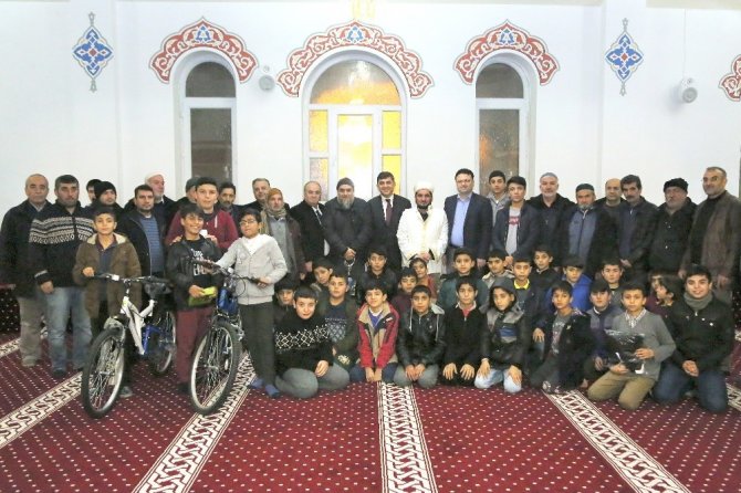 "Haydi, Çocuklar Camiye" projesi kapsamında düzenlenen yarışmada Çocuklar Ödüllendirildi