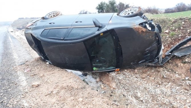 Kahta ilçesine bağlı Akkuş Köyü Mevkiinde Otomobil takla attı: 2 yaralı