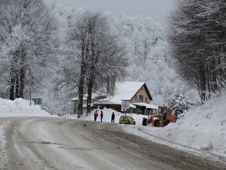 KÜTAHYA'nın Domaniç ilçesinde etkili olan kar yağışı sürücülere zon anlar yaşatıyor.