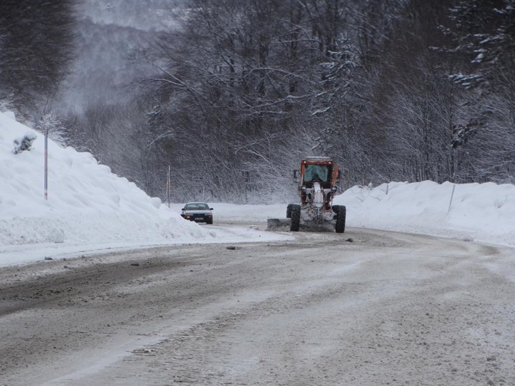KÜTAHYA'nın Domaniç ilçesinde etkili olan kar yağışı sürücülere zon anlar yaşatıyor.