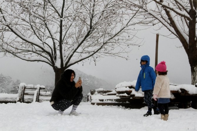 Muğla'nın Seydikemer ilçesinin yüksek kesimlerinde kar yağışı etkili oldu.
