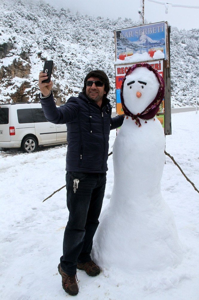 Muğla'nın Seydikemer ilçesinin yüksek kesimlerinde kar yağışı etkili oldu.