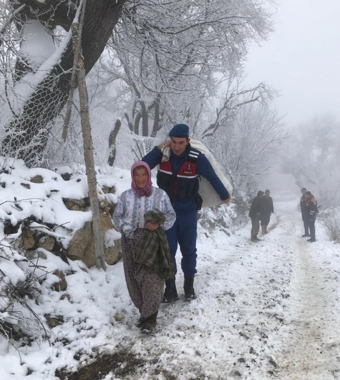 Sinop'un Boyabat ilçesinde jandarma ekibinin yaşlı vatandaşa yardım etmesi herkesin takdirini kazandı.