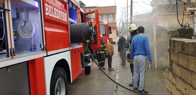 Adıyaman'da, bahçede park halindeki otomobil alev alarak yandı