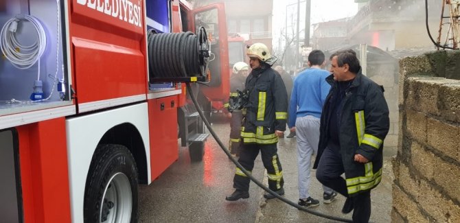 Adıyaman'da, bahçede park halindeki otomobil alev alarak yandı