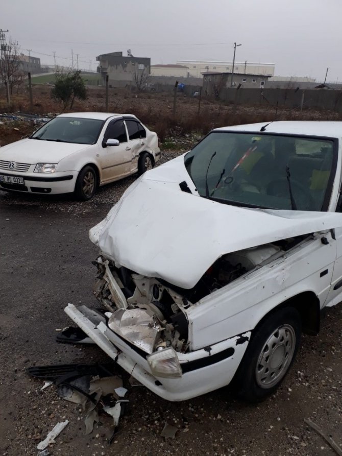 Adıyaman'ın Kahta ilçesinde iki otomobilin çarpışması sonucu 3 kişi yaralandı