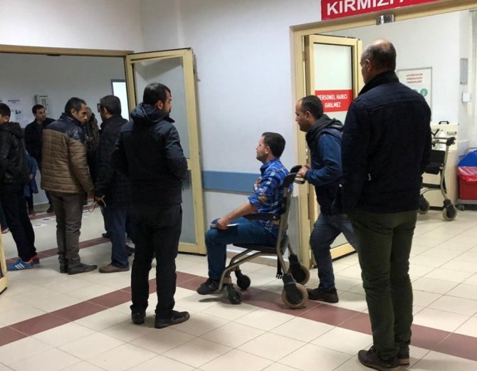 Adıyaman'ın Kahta ilçesinde iki otomobilin çarpışması sonucu 3 kişi yaralandı