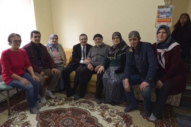 Ahmet Ataç, gerçekleştirdiği ev ziyaretlerinde Eskişehirliler ile buluşmaya devam ediyor