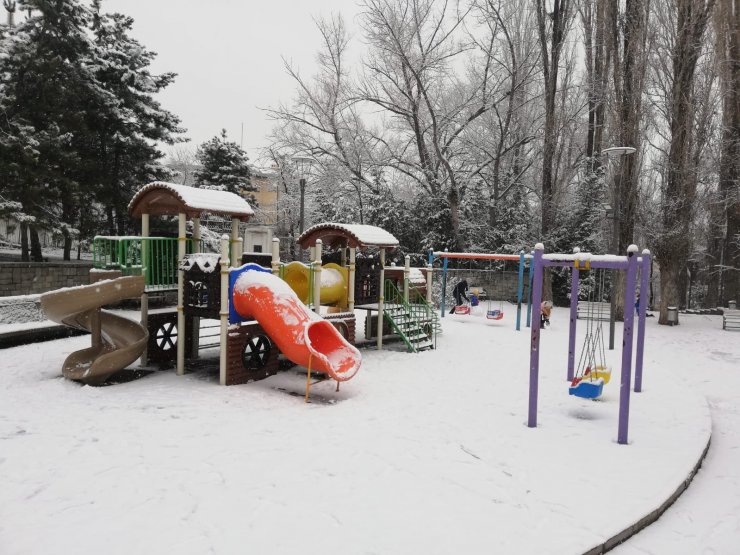 ANKARA'da sabah saatlerinde etkili olan kar yağışı nedeniyle kent beyaza bürüdü.