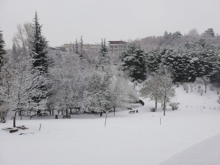 ANKARA'da sabah saatlerinde etkili olan kar yağışı nedeniyle kent beyaza bürüdü.