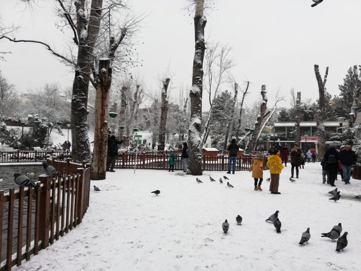 ANKARA'da sabah saatlerinde etkili olan kar yağışı nedeniyle kent beyaza bürüdü.