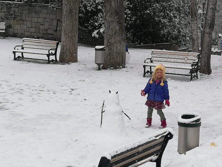 ANKARA'da sabah saatlerinde etkili olan kar yağışı nedeniyle kent beyaza bürüdü.