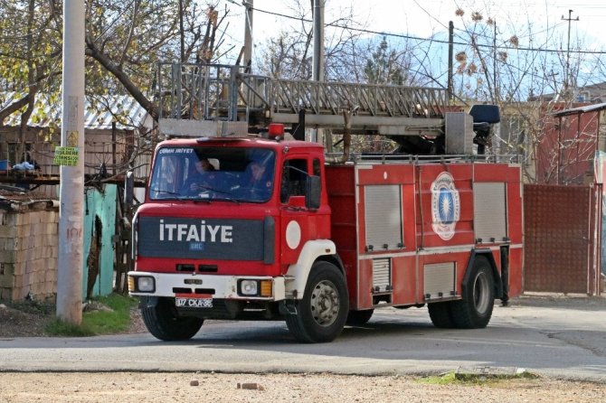 Antalya'da bir apartmanın 4'üncü katındaki evin balkonunda çıkan yangın korkuttu