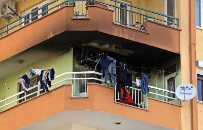 Antalya'da bir apartmanın 4'üncü katındaki evin balkonunda çıkan yangın korkuttu