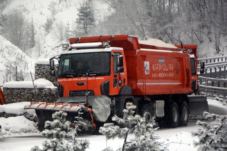 D-100 Karayolu'nun Bolu Dağı kesiminde etkili olan kar yağışı ulaşımı yavaşlattı