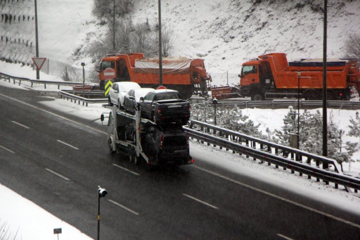D-100 Karayolu'nun Bolu Dağı kesiminde etkili olan kar yağışı ulaşımı yavaşlattı