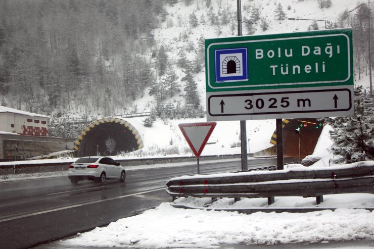 D-100 Karayolu'nun Bolu Dağı kesiminde etkili olan kar yağışı ulaşımı yavaşlattı